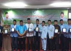 Terima Penghargaan sebagai Tokoh Peduli Remaja Masjid