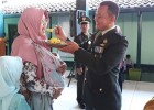 Saat Prajurit Menyuapi Sang Istri di Peringatan HUT ke-74 TNI